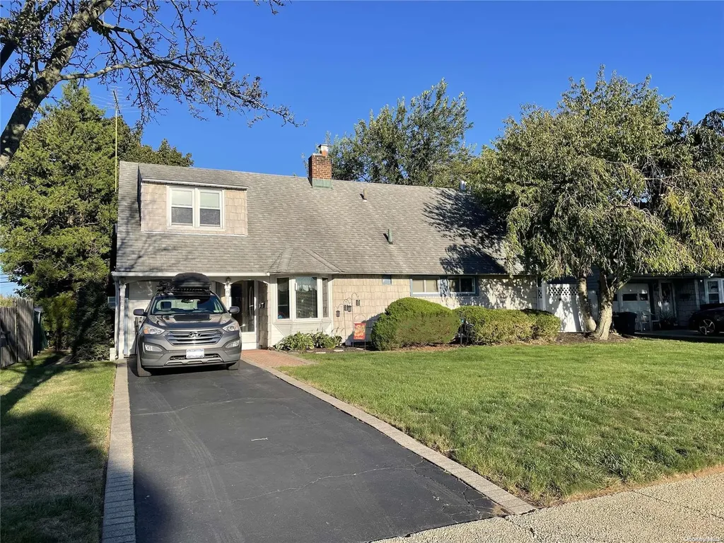 19 High Lane Levittown NY 11756