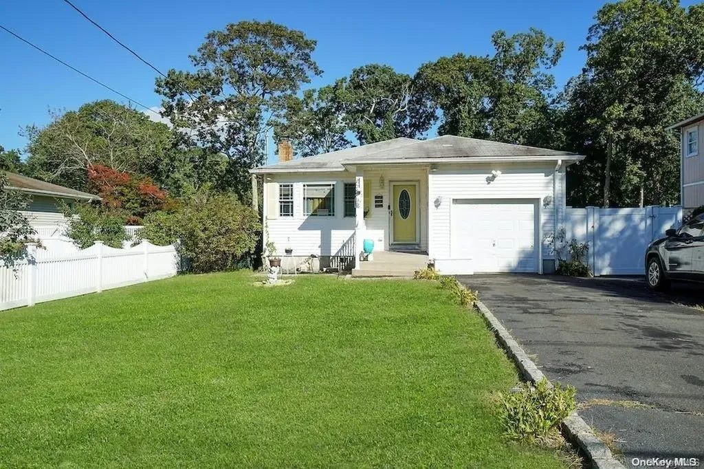 185 E Parkview Drive Shirley NY 11967