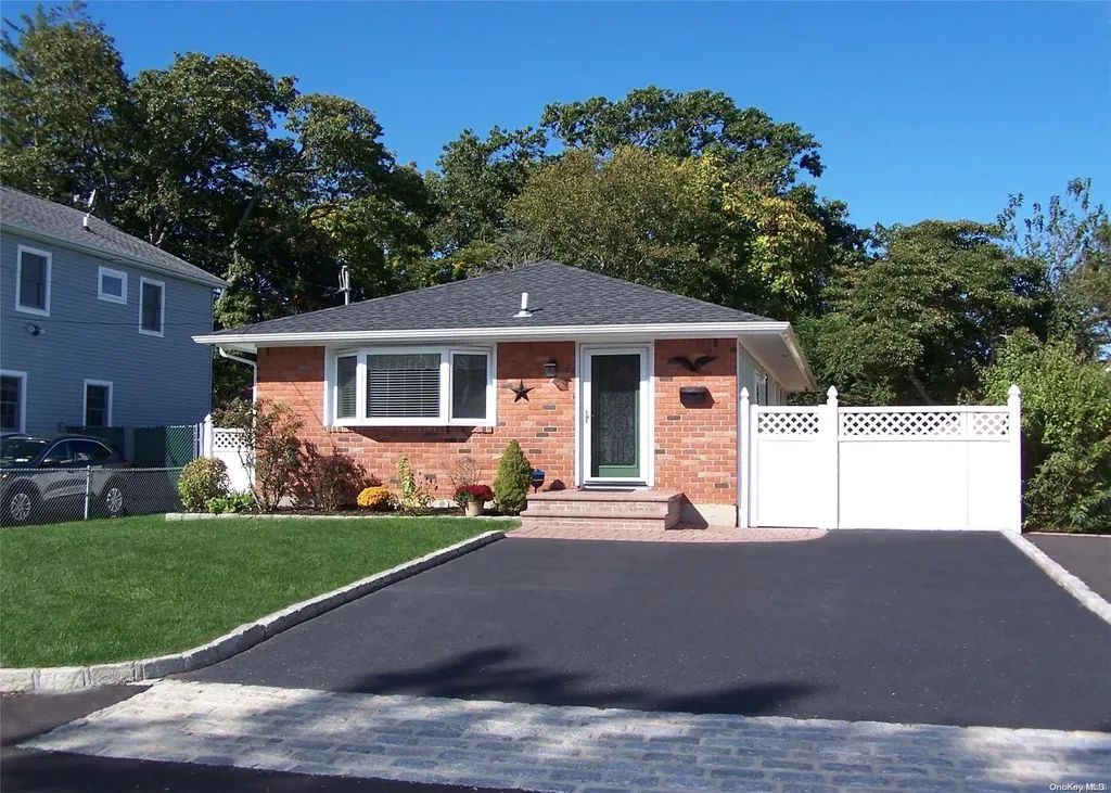 61 Spruce Street Islip NY 11751