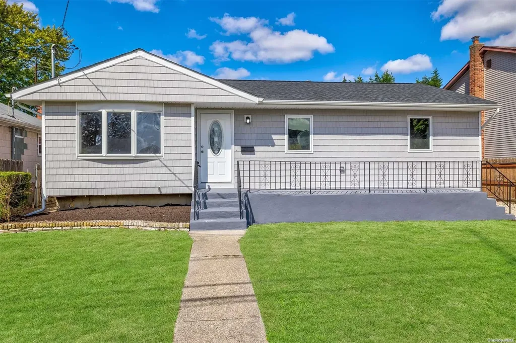 218 E Alhambra Avenue Lindenhurst NY 11757