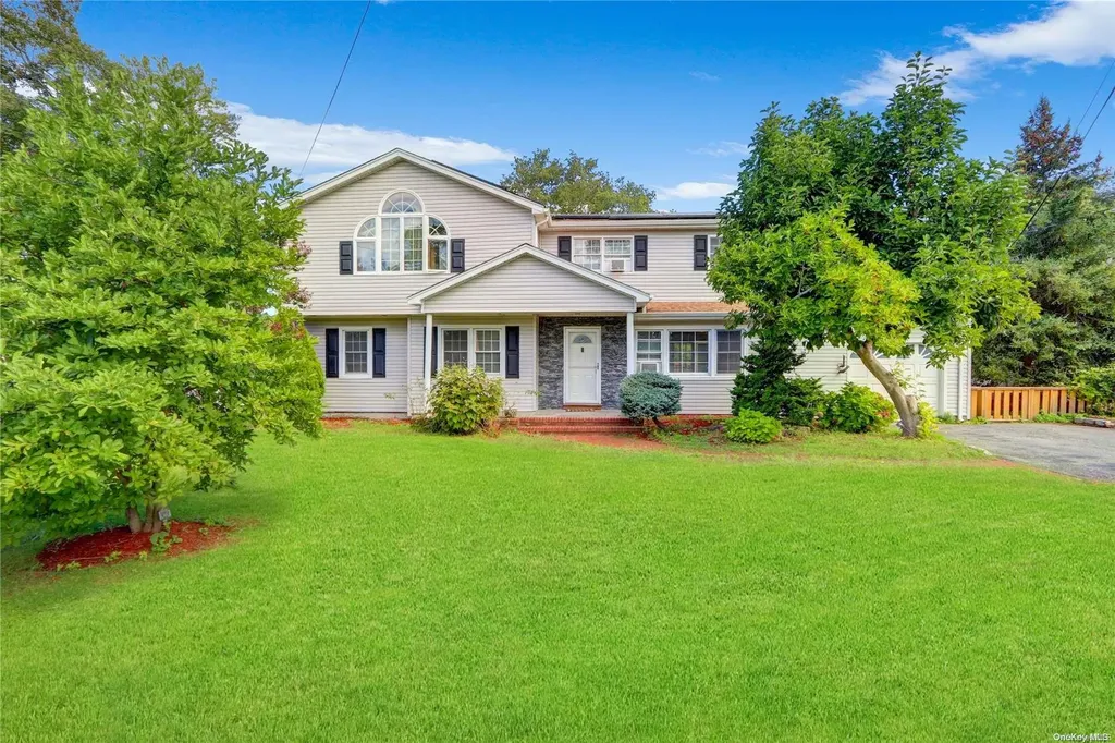 105 Grassmere Avenue Oakdale NY 11769