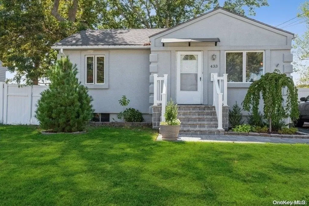 433 N Monroe Avenue Lindenhurst NY 11757