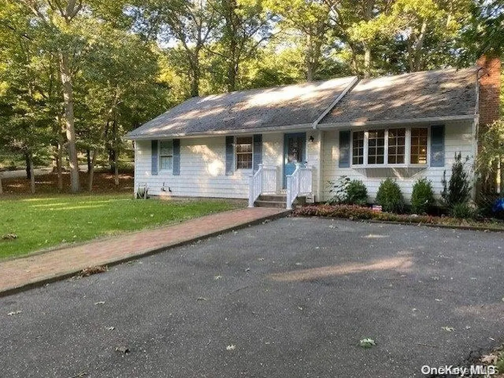 693 Meadow Road Smithtown NY 11787