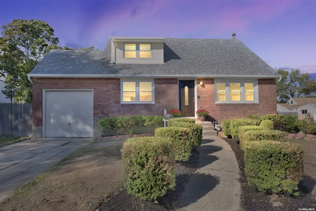 302 40th Street Lindenhurst NY 11757