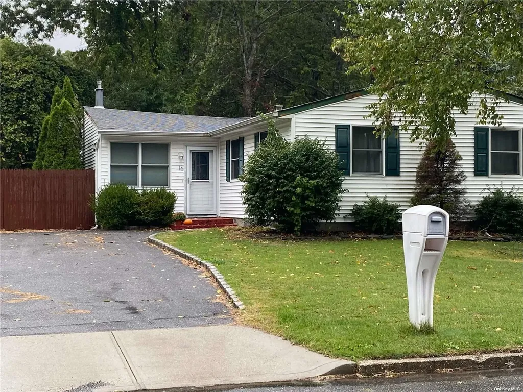 16 Forest Avenue Brookhaven NY 11719
