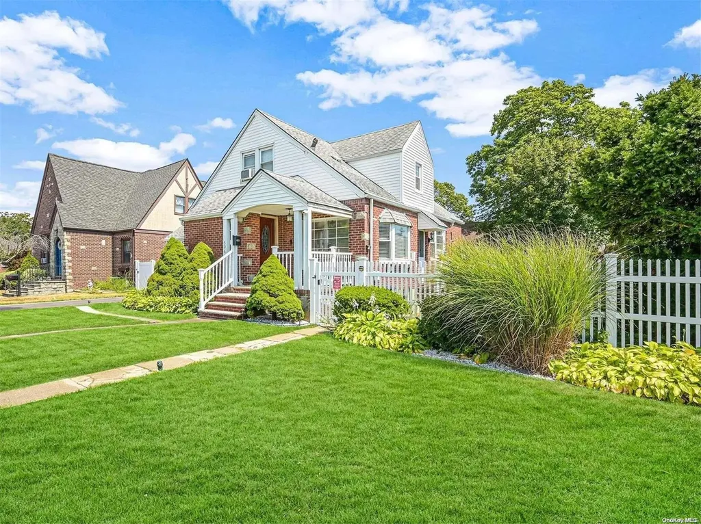 506 S Broadway Lindenhurst NY 11757