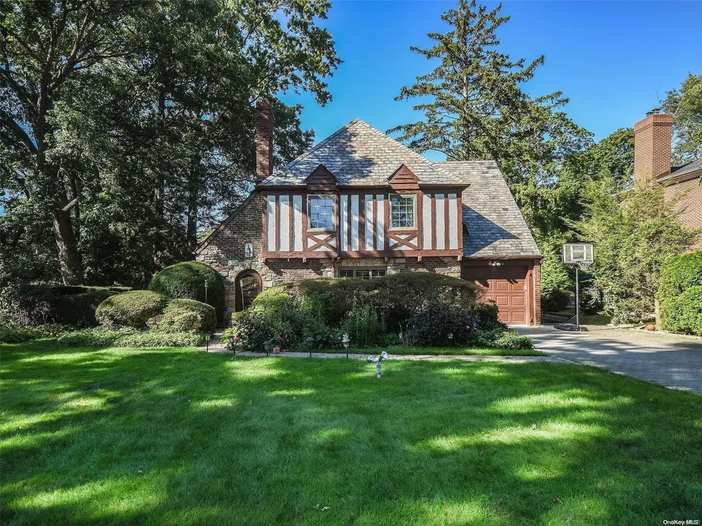 43 Rolling Hill Road Manhasset NY 11030