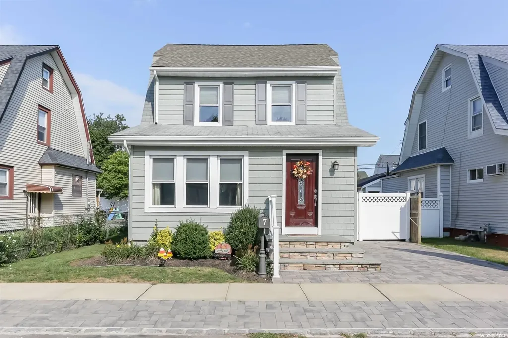 7 Evergreen Drive Lindenhurst NY 11757