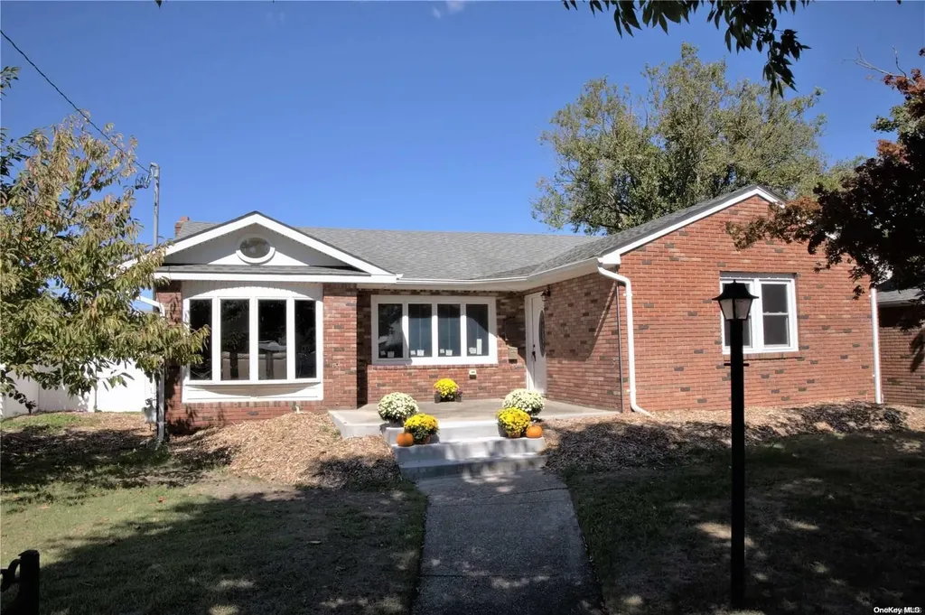 30 E Neptune Avenue Lindenhurst NY 11757