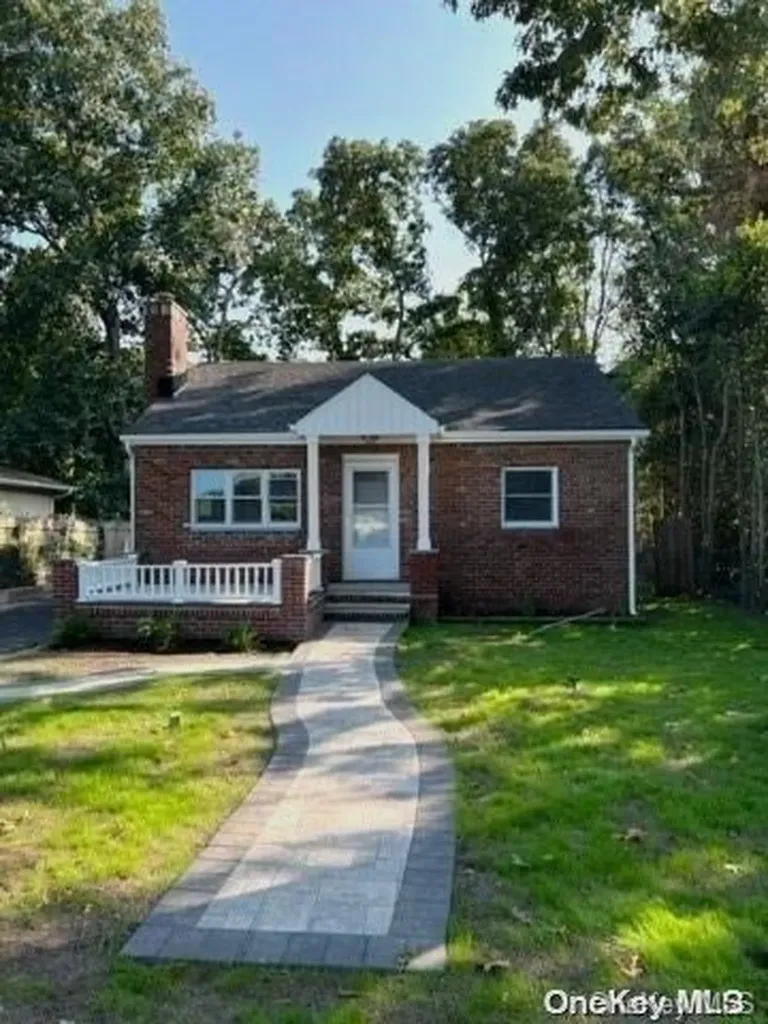 30 Manor Drive Shirley NY 11967