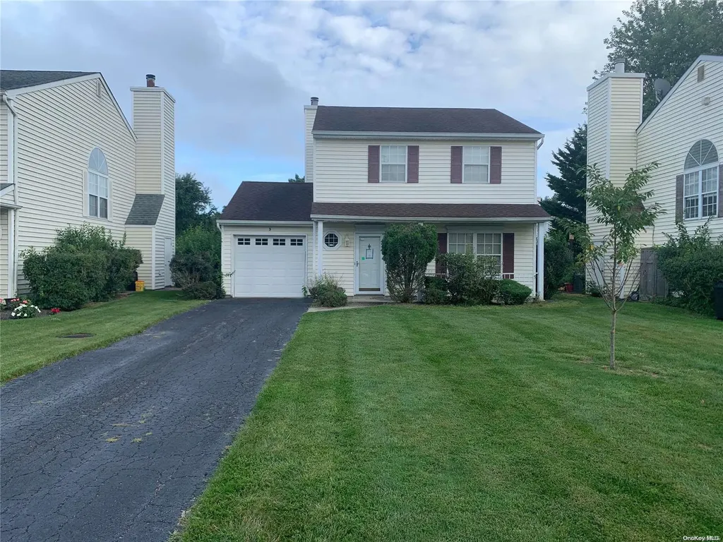 3 Badger Trail Coram NY 11727