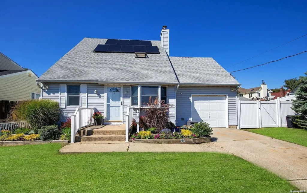 72 E Saltaire Road Lindenhurst NY 11757