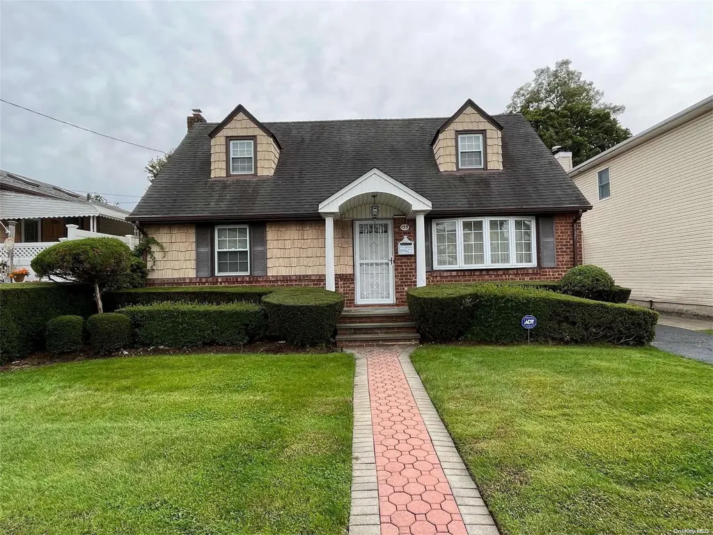 139 Hughes Place Albertson NY 11507