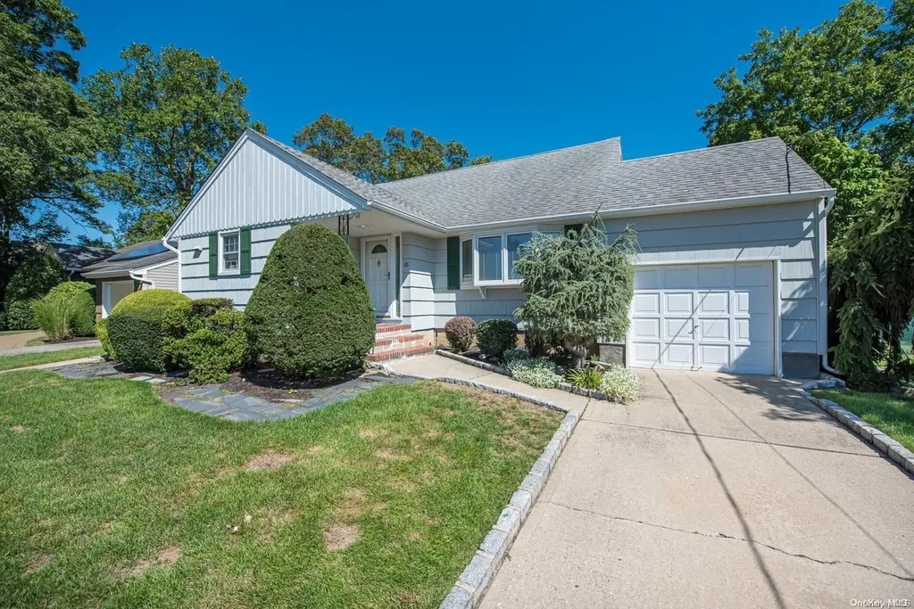 15 Bailey Avenue Babylon NY 11702