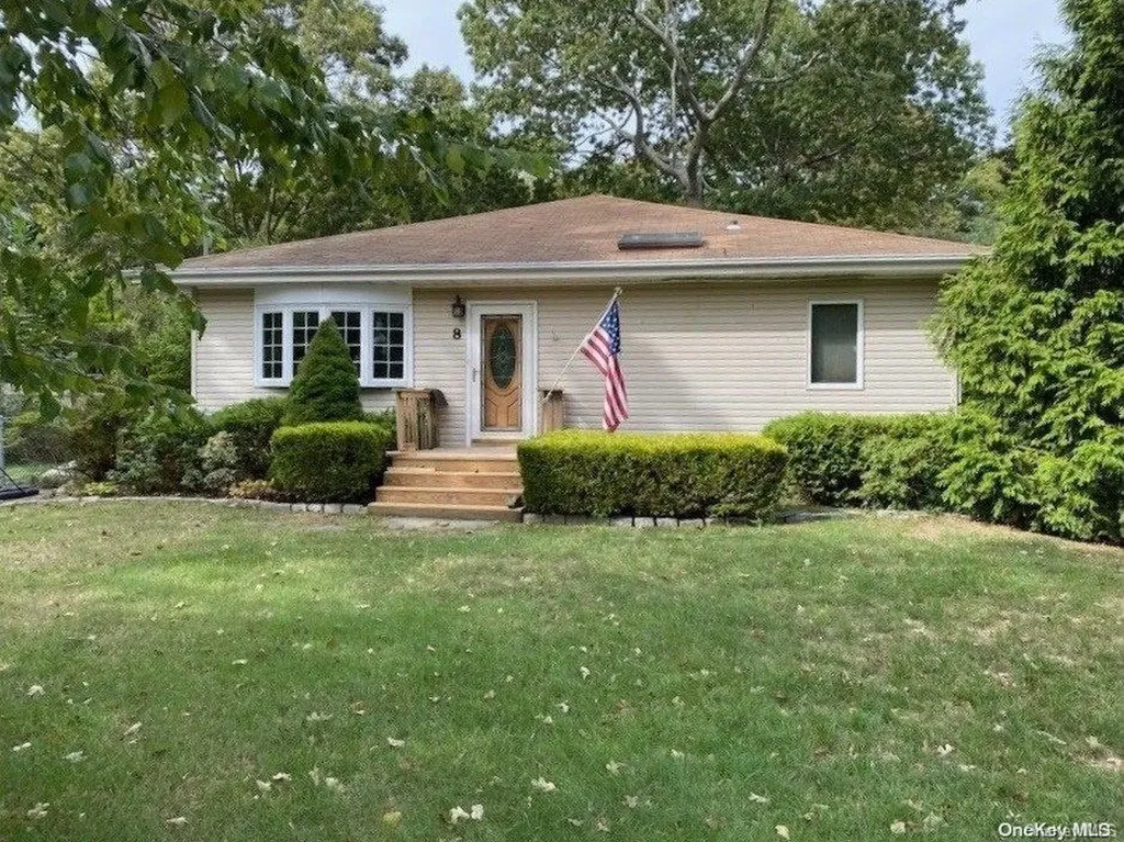 8 Maple Avenue Bellport NY 11713