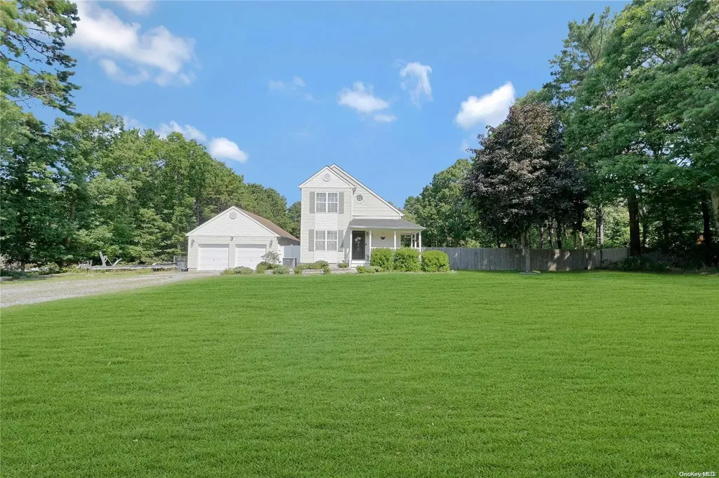15 Patrick Lane Ridge NY 11961