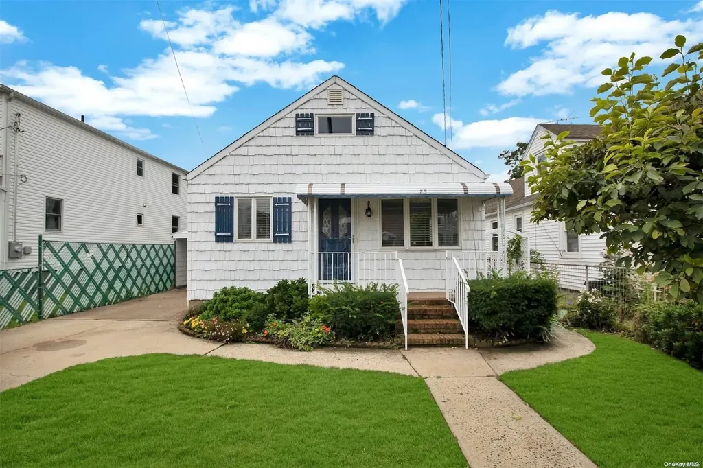 75 E Kissimee Road Lindenhurst NY 11757