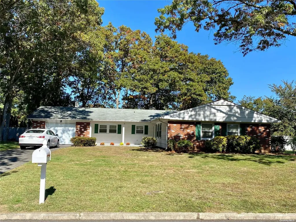 5 Wycomb Place Coram NY 11727