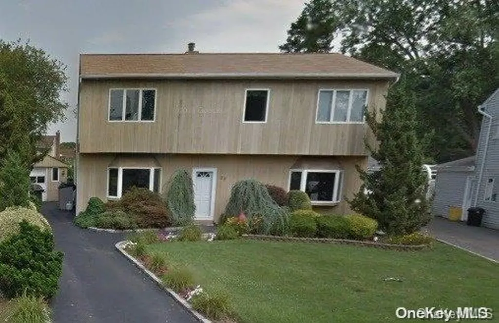 33 Greenway Circle Syosset NY 11791