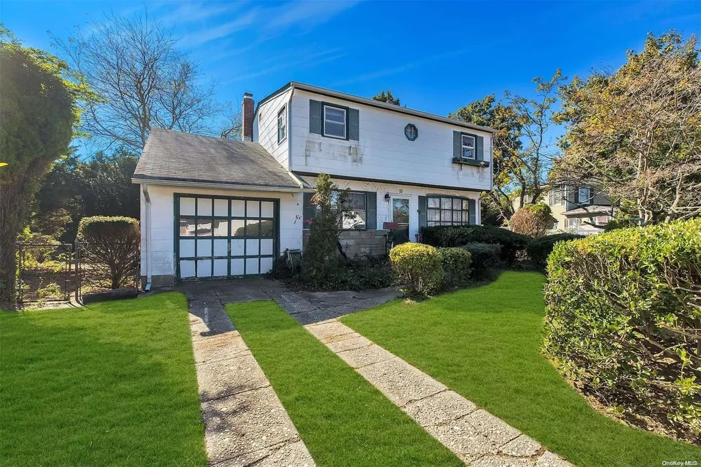 10 Roderick Road West Islip NY 11795