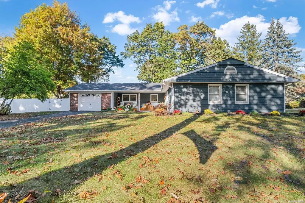 25 Stratton Lane Stony Brook NY 11790