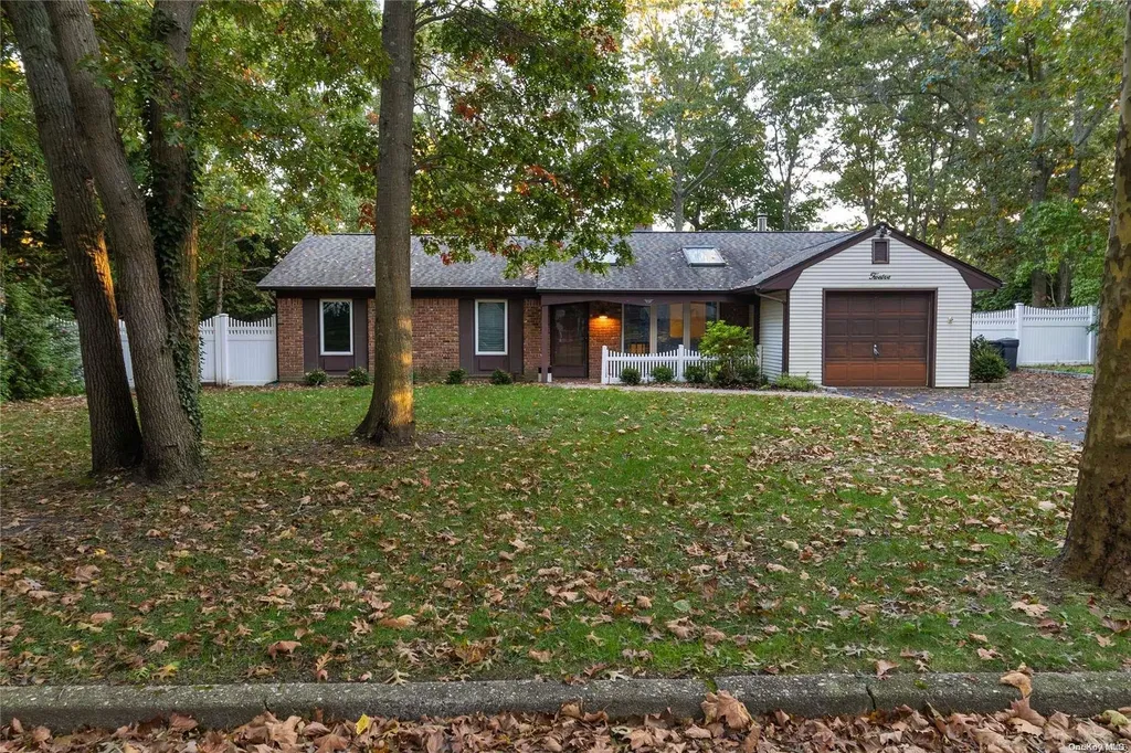 12 Barnsley Crescent Mount Sinai NY 11766