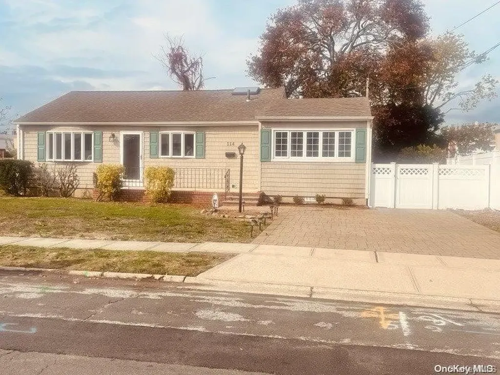 114 E Granada Avenue Lindenhurst NY 11757
