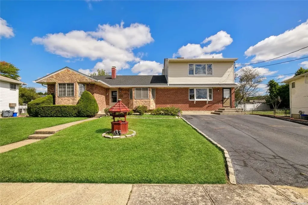 19 Toysome Lane Deer Park NY 11729