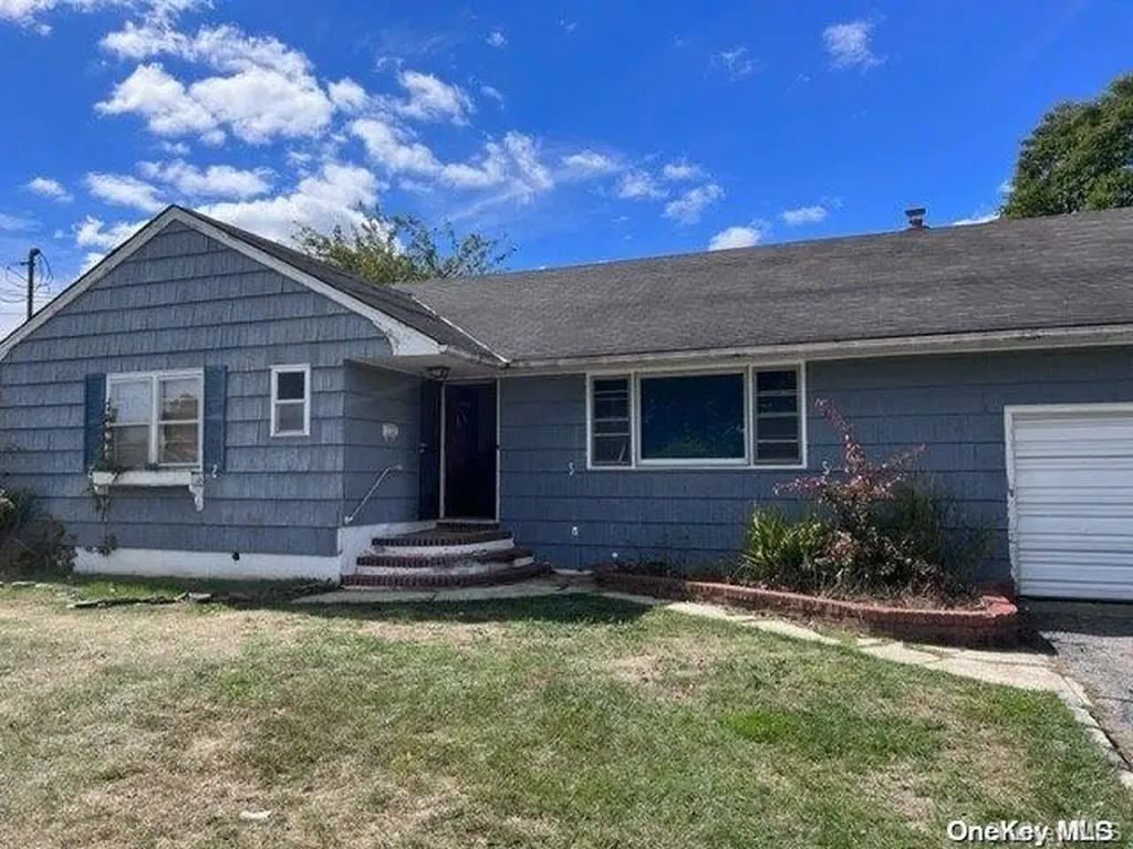 128 W 3rd Street Deer Park NY 11729