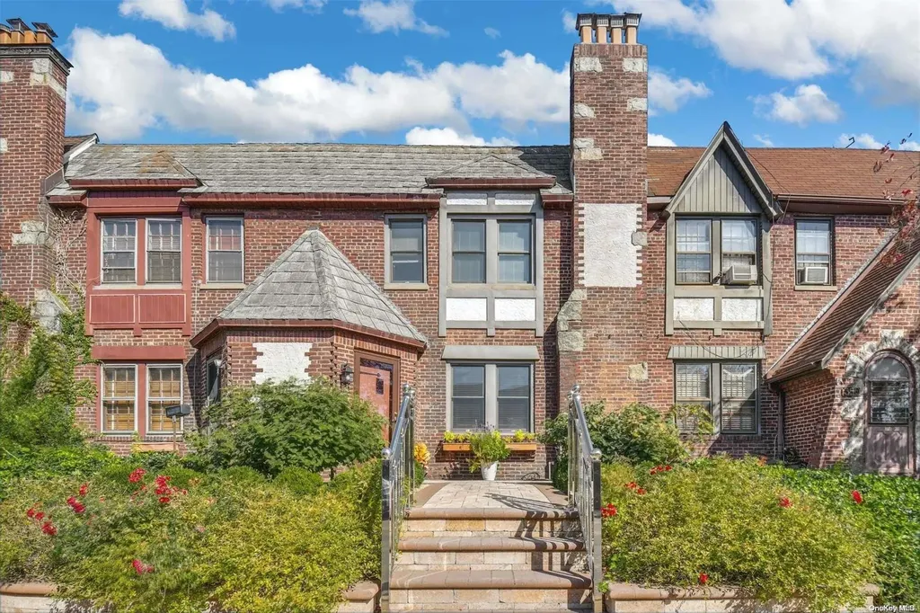 352 Bauer Place Mineola NY 11501