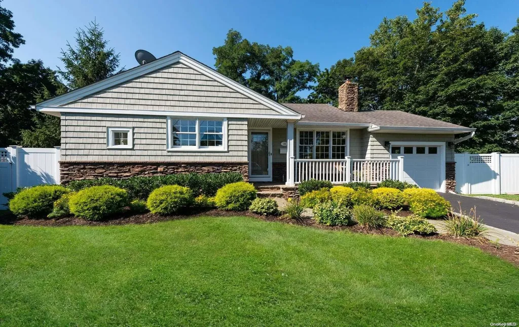 16 Compass Court Huntington NY 11743
