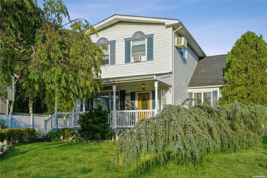 624 Myrtle Avenue West Islip NY 11795