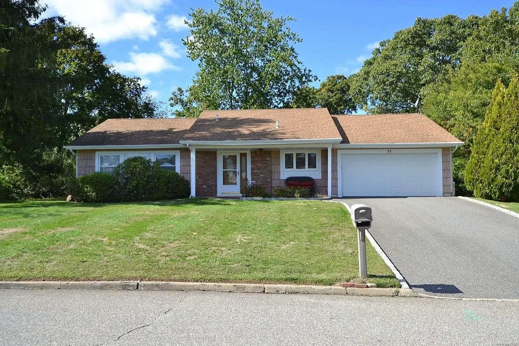 34 Thomas Street Coram NY 11727