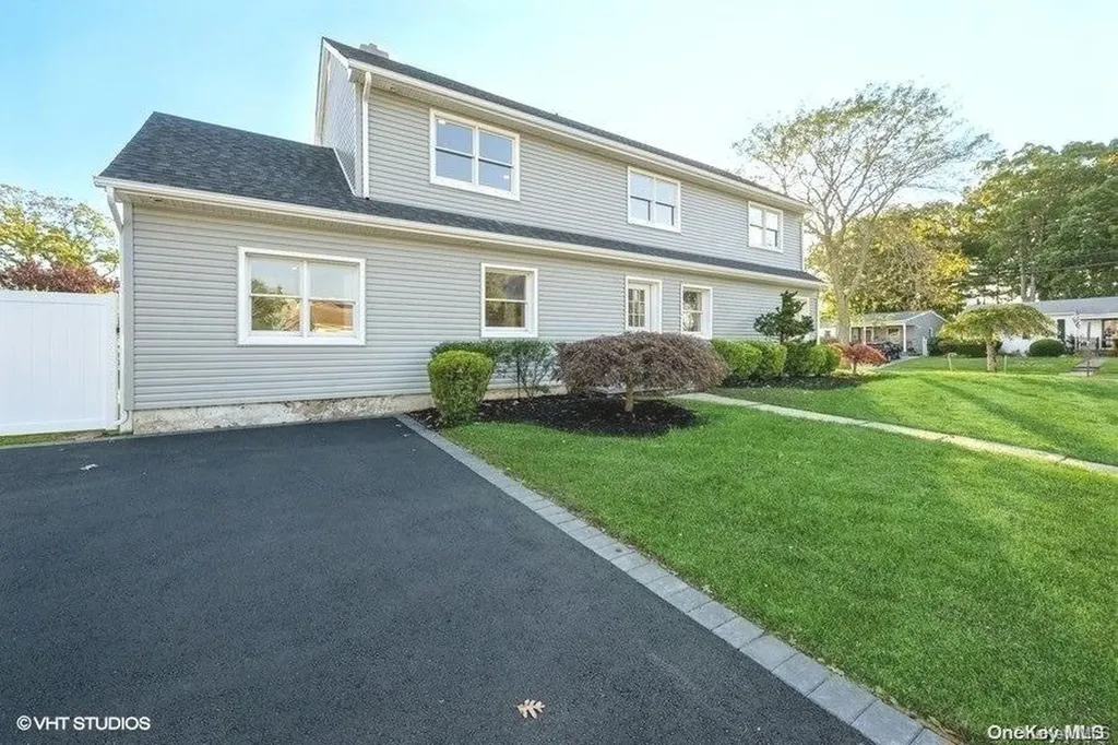 47 Park Lane Massapequa NY 11758