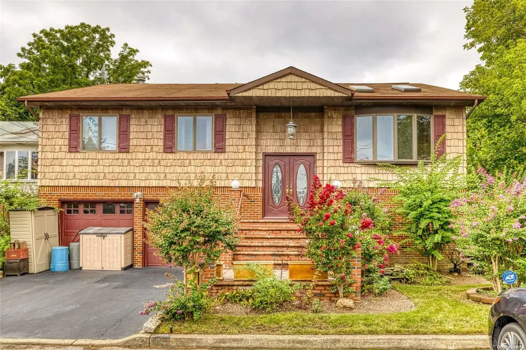 1858 Meadowbrook Road Merrick NY 11566
