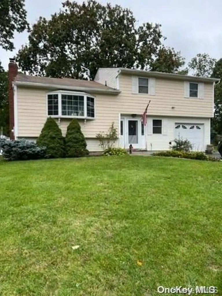 22 Starfire Drive Centereach NY 11720