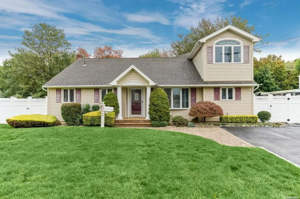 823 Pine Avenue West Islip NY 11795