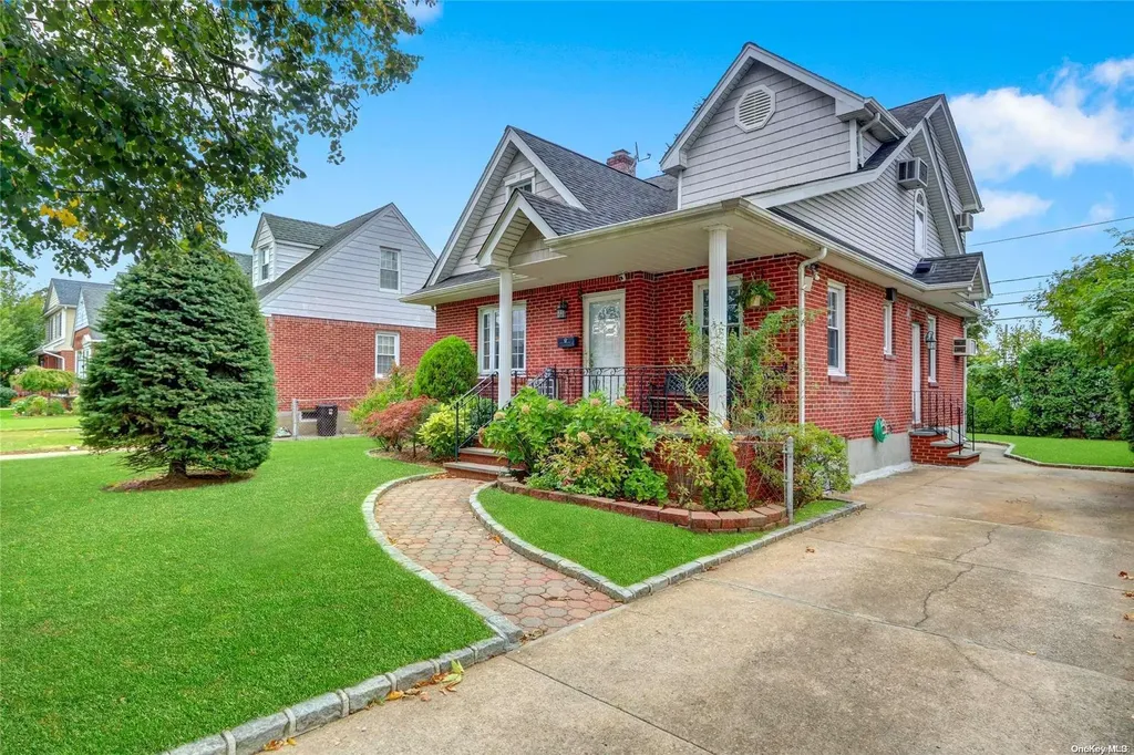 8 Tulip Lane New Hyde Park NY 11040