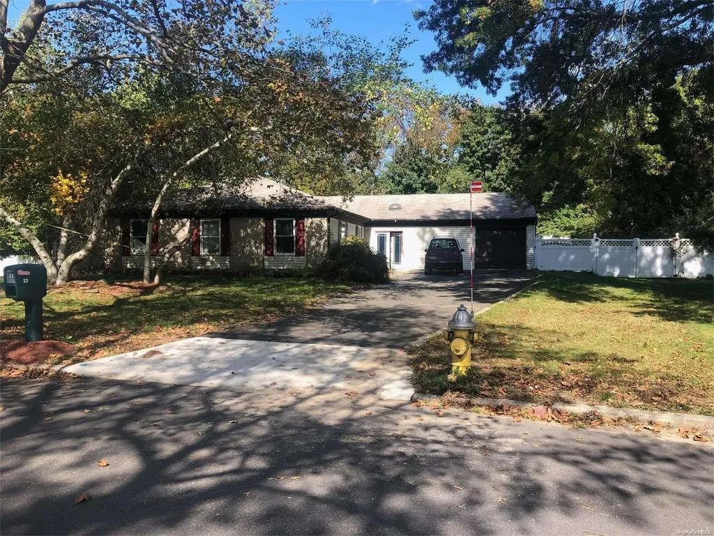 23 Chesapeake Bay Road Coram NY 11727