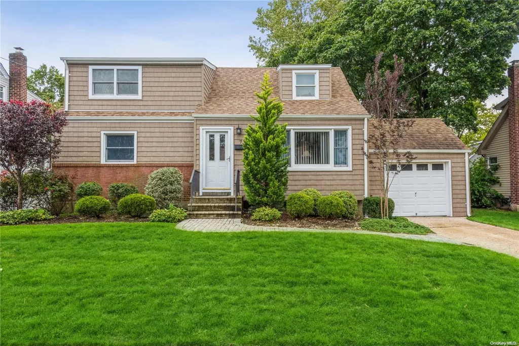 7 Garden Place Merrick NY 11566