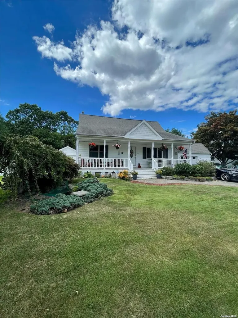 22 Woods Lane Centereach NY 11720