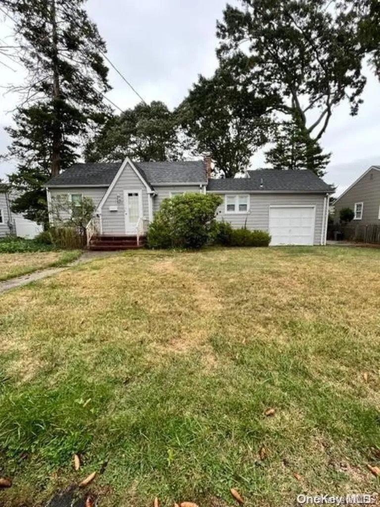 362 Walnut Street Lindenhurst NY 11757