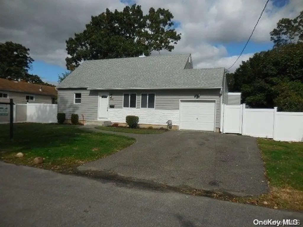 347 Lexington Avenue West Babylon NY 11704