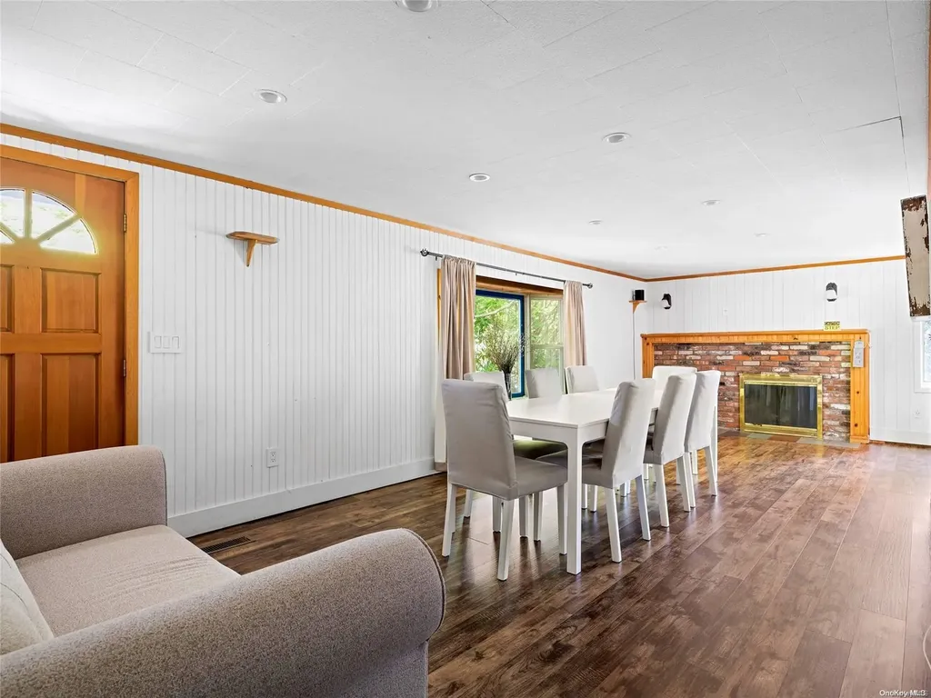 4 White Lane Hampton Bays NY 11946