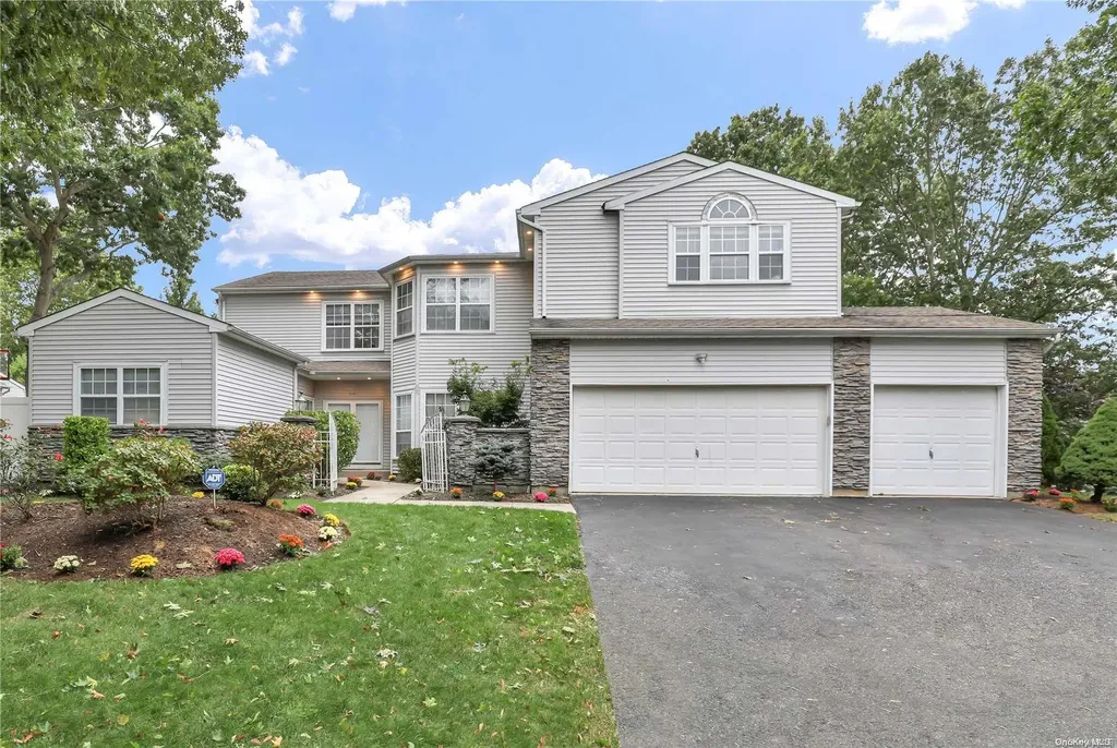 14 Sweet Briar Path Lake Grove NY 11755