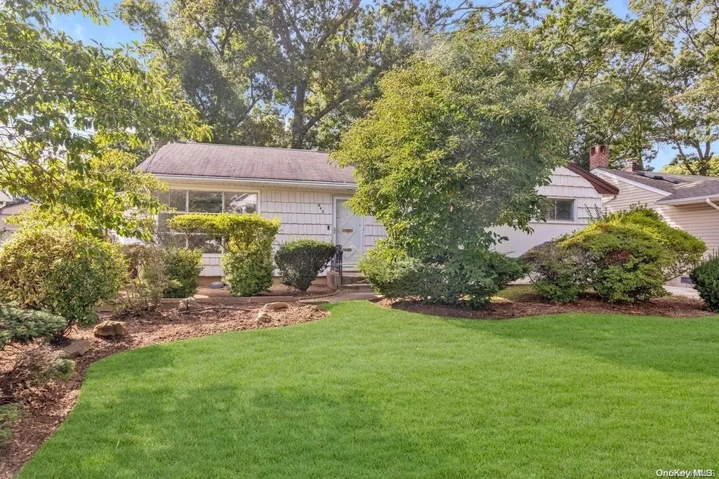 842 Maple Lane East Meadow NY 11554