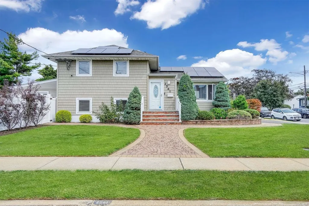 2561 S Saint Marks Avenue Bellmore NY 11710