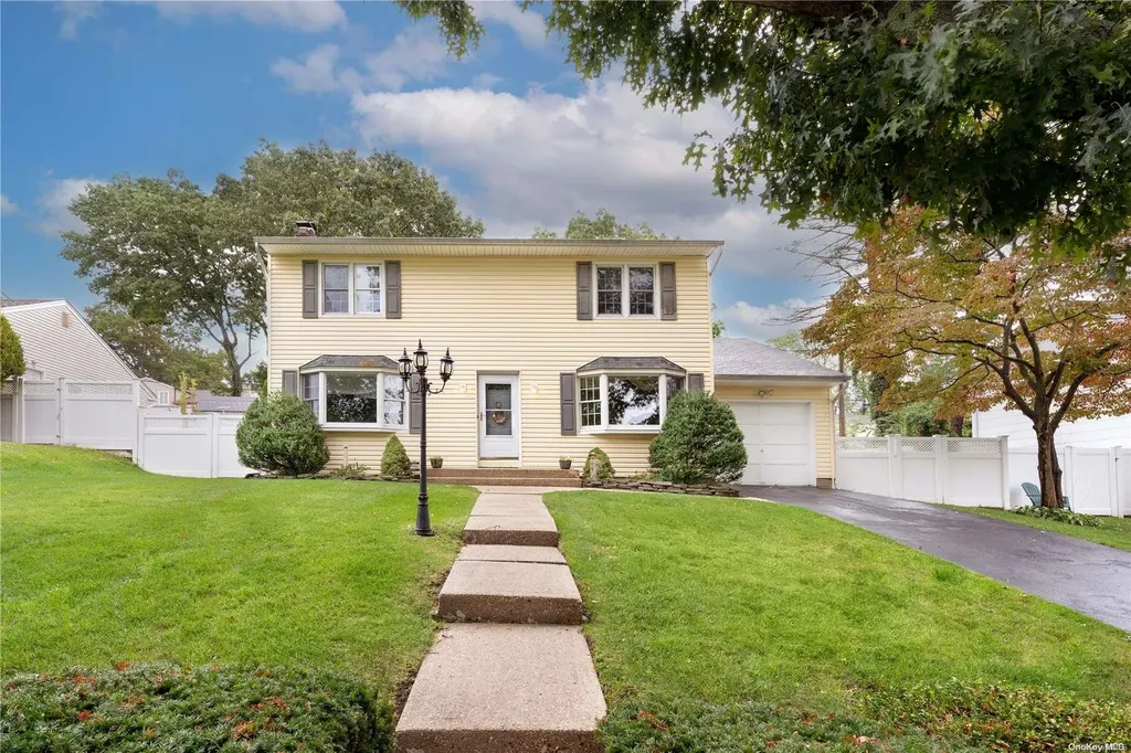 11 Stacey Lane Smithtown NY 11787