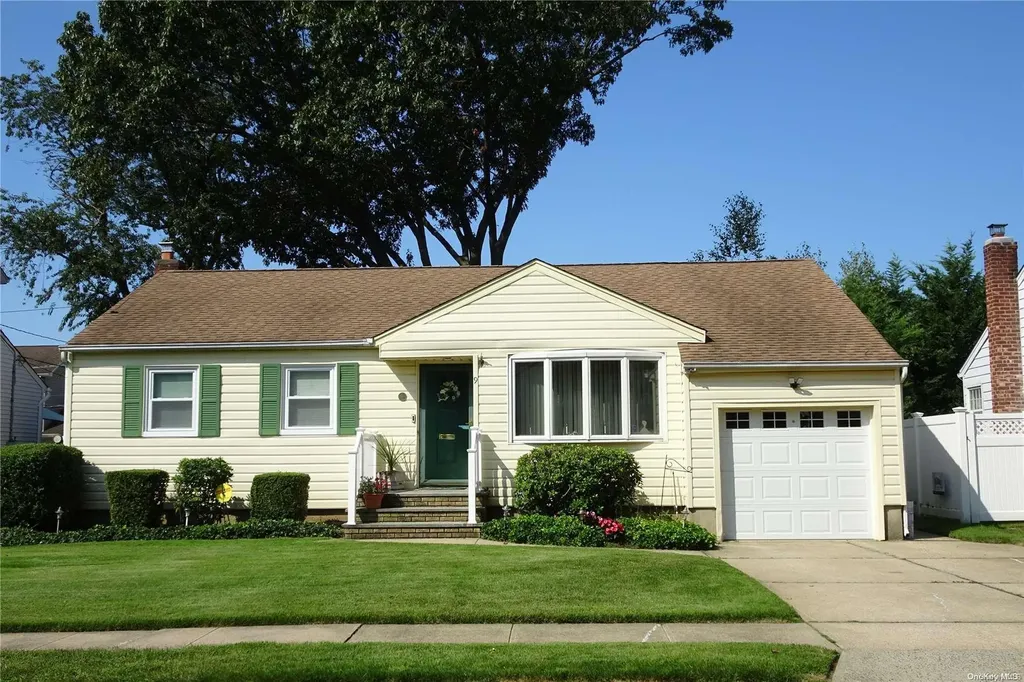 9 Woodwaye Road Plainview NY 11803