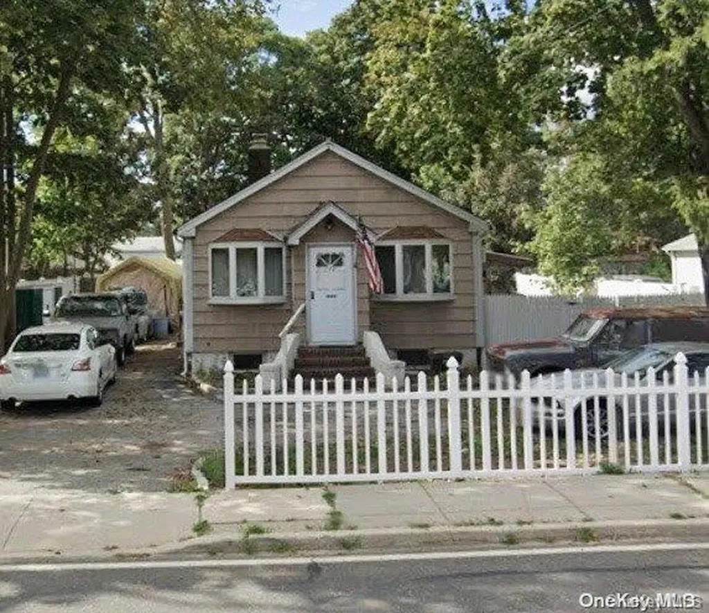 178 Commack Road Deer Park NY 11729